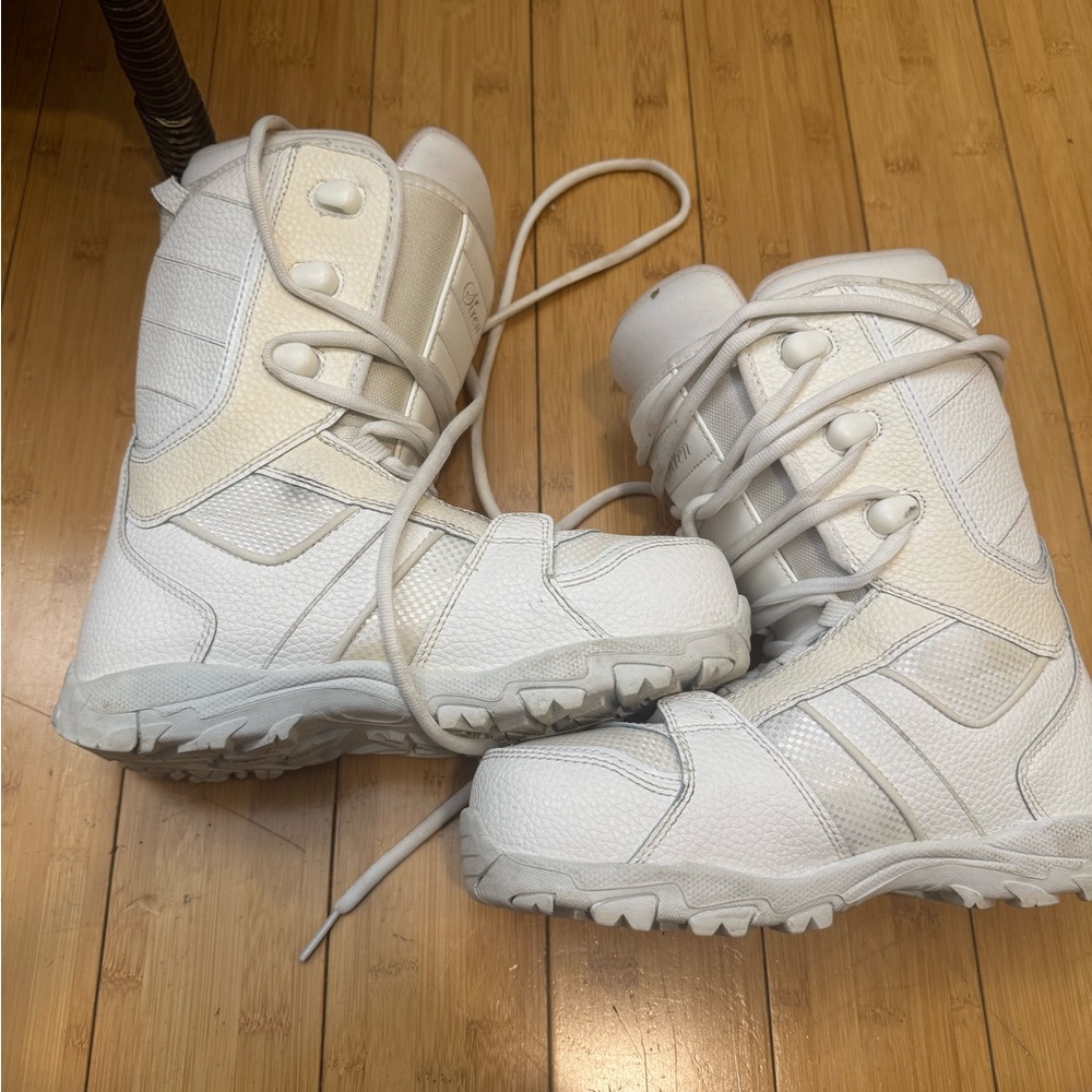 Women’s Size 7 Snowboard Boots